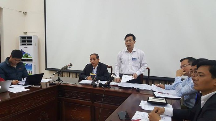 
Ông Nguyễn Hữu Thành, phó chủ tịch UBND tỉnh Bắc Ninh (áo đen), tại buổi họp báo chiều muộn 16-3
