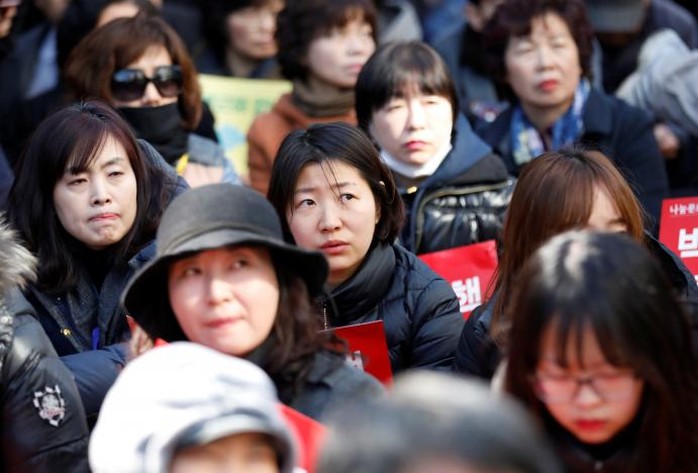 Người dân chăm chú lắng nghe phán quyết bên ngoài Tòa án Hiến pháp. Ảnh: Reuters