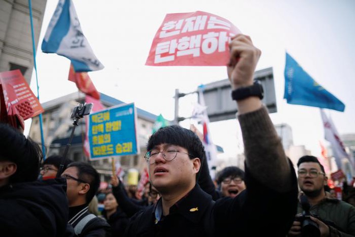Người biểu tình vui mừng sau khi bà Park chính thức bị luận tội. Ảnh: Reuters
