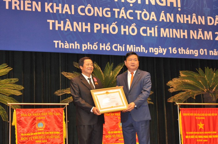 Bí thư Đinh La Thăng trao Huân chương Lao động của Chủ tịch nước cho thẩm phán Huỳnh Ngọc Ánh