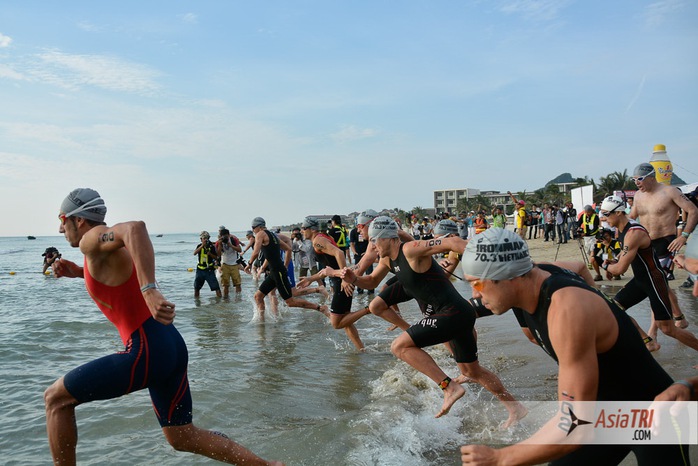 Các VĐV trong phần thi bơi 1,9 km ngoài biển