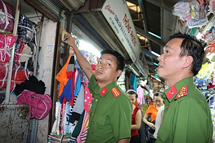
Cảnh sát PCCC TP HCM kiểm tra chợ Tân Bình. - Ảnh: Cảnh sát PCCC TP HCM
