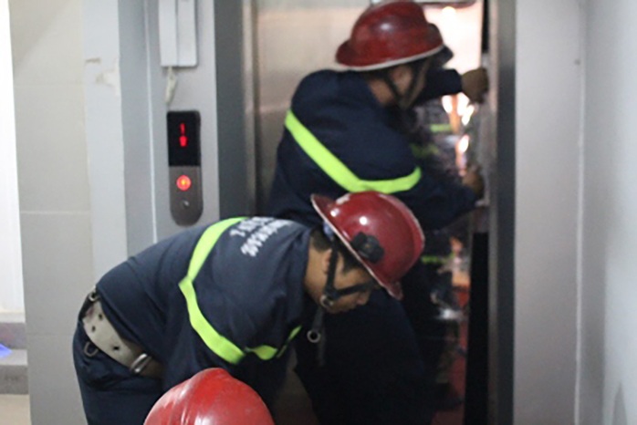 Lực lượng PCCC quận 1 (TP HCM) cạy cửa thang máy để giải cứ 5 người mắc kẹt