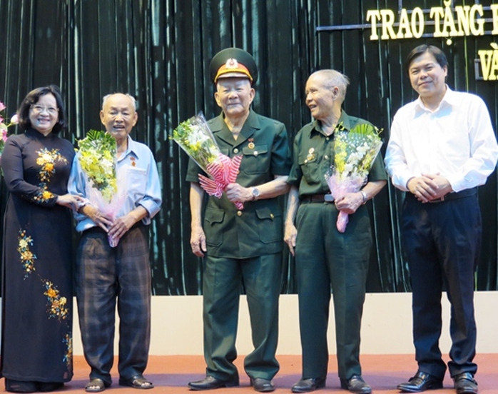 
Lãnh đạo Ban Tuyên giáo Thành ủy TP HCM thăm, chúc Tết người cao tuổi và thương binh. Ảnh: Bảo Nghi
