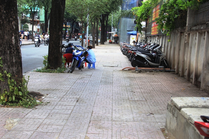 
... Vỉa hè đã thông thoáng, bãi giữ xe cũng chỉ dựng một hàng, người đi bộ thoải mái qua lại
