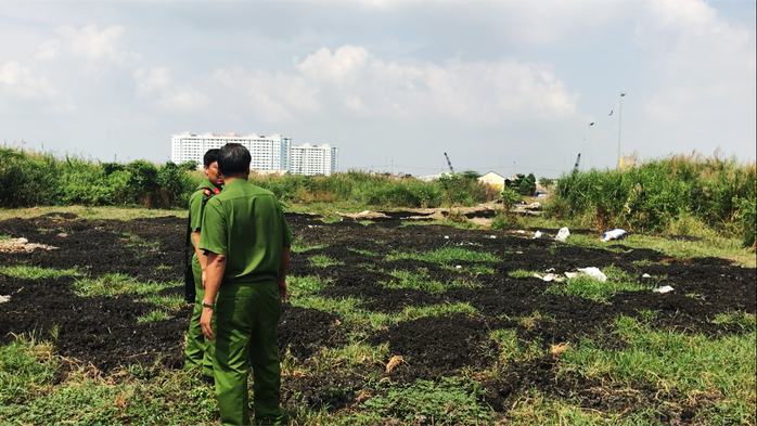 C49 Bộ Công an vừa phát hiện một bãi đất trống trong chợ Bình Điền có chứa nhiều bùn thải không nguy hại.