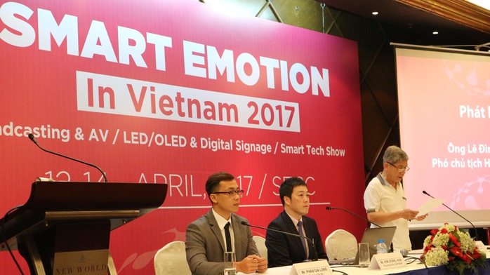 
Ông Lê Đình Cường (đứng) trong buổi ra mắt Triển lãm Smart Emotion 2017.
