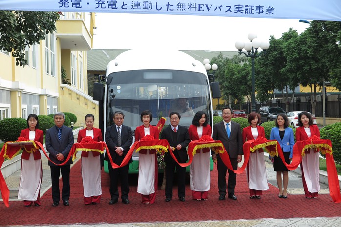 Khai trương tuyến xe buýt điện miễn phí phục vụ khách du lịch và người dân tại đảo Cát Bà