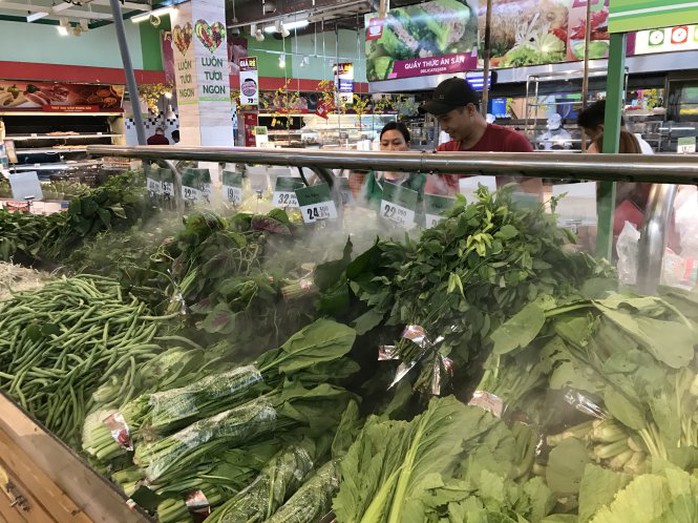 Ở nhiều siêu thị, hàng rau vẫn khá dồi dào, tươi nhờ chuẩn bị nguồn hàng sau tết tốt - Ảnh: NHƯ BÌNH