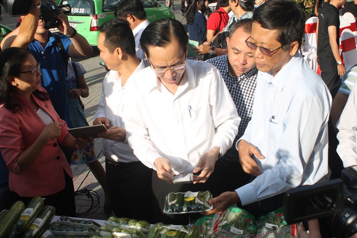 Ông Lê Thanh Liêm, Phó Chủ tịch UBND TP HCM trải nghiệm quét mã vạch truy xuất nguồn gốc rau trên điện thoại