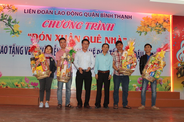 
LĐLĐ quận Bình Thạnh, TP HCM trao quà cho các trưởng xe Ảnh: THANH NGA
