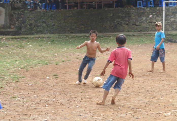 
Một số đứa trẻ vượt dốc lên sân bóng của trạm biên phòng để thỏa sức vui chơi.
