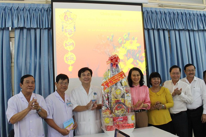 
Phó Chủ tịch UBND TP HCM Nguyễn Thị Thu (thứ tư từ phải qua) chúc Tết CBCNV Bệnh viện Ung Bướu TP HCM. Ảnh: Bảo Nghi

