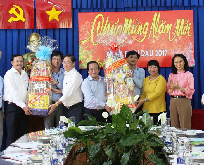 
Phó Chủ tịch UBND TP HCM Nguyễn Thị Thu (bìa phải) chúc Tết CBCNV Cơ sở xã hội Thanh thiếu niên 2. Ảnh: Bảo Ngọc
