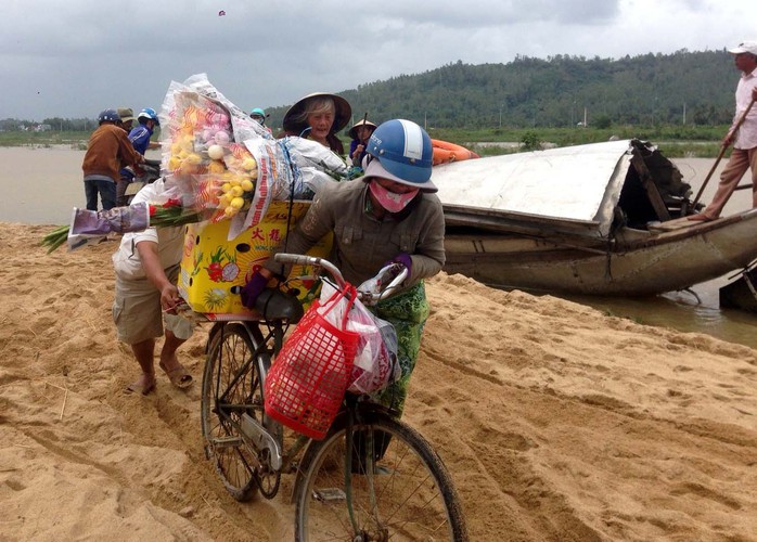 Cảnh tượng cực khổ của người dân thôn An Phú, xã Tịnh An, TP Quảng Ngãi trong sáng 30 Tết. Ảnh: Tử Trực