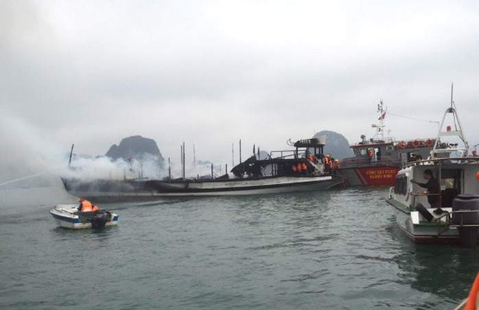 
Con tàu nghỉ đêm gần như bị thiêu rụi sau khi bất ngờ bốc cháy ngùn ngụt trên vịnh Hạ Long
