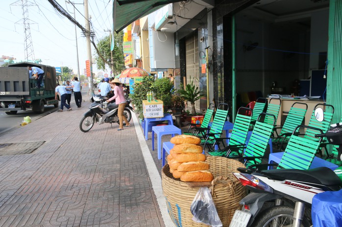 UBND quận Bình Tân kẻ vạch sơn nhằm tạo điều kiện cho người dân kinh doanh và không lấn chiếm lòng lề đường.