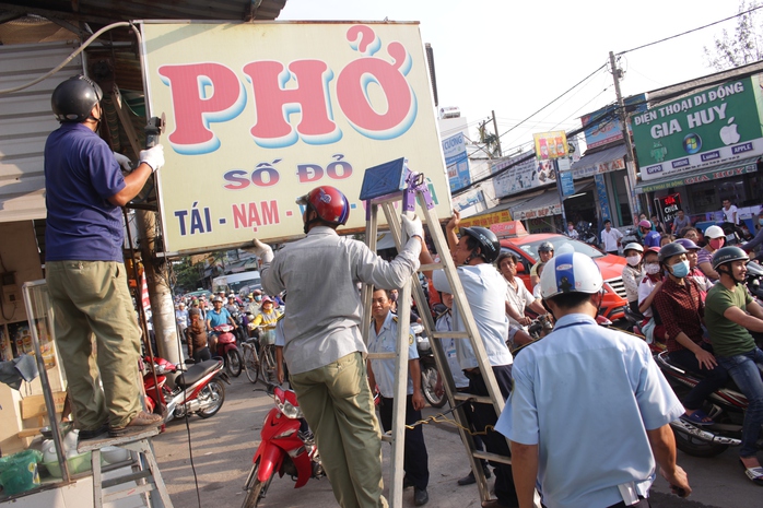 
Khi thấy đoàn kiểm tra, chủ quán phở trên đường Hồ Học Lãm đã tự nguyện dỡ các biển quảng cáo, mái che lấn chiếm lòng lề đường.
