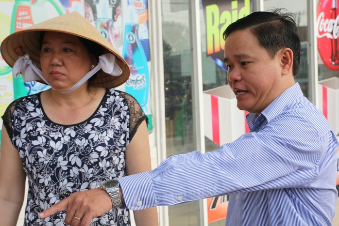 
Sau đó, đại diện siêu thị 7 Mập ra phân bua. Tuy nhiên, nghe giải thích của lãnh đạo UBND quận Bình Tân, đại diện đơn vị này đã chấp thuận ký vào biên bản.

