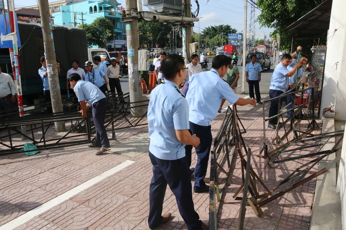 
Phát hiện vỉa hè trước siêu thị 7 Mập chứa hơn 10 thanh sắt dùng làm hàng rào giữ xe nên lực lượng chức năng đã tiến hành thu giữ và lập biên bản
