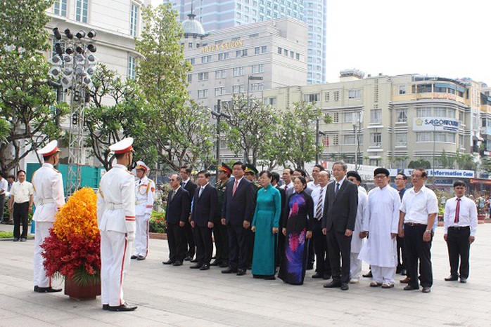 
Lãnh đạo TP HCM dâng hoa Chủ tịch Hồ Chí Minh tại Công viên Tượng đài Chủ tịch Hồ Chí Minh. Ảnh: Bảo Ngọc
