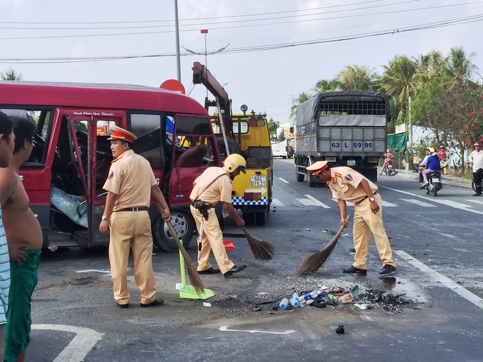 CGST dọn dẹp hiện trường sau khi khám nghiệm xong.