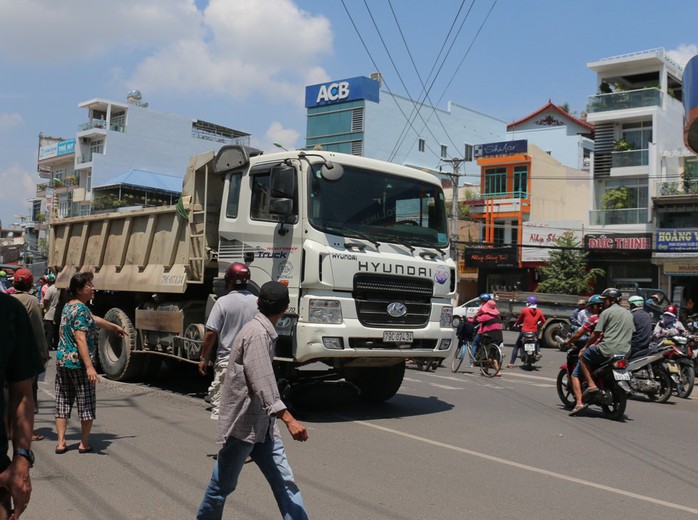 
Hiện trường vụ tai nạn vào trưa 20-3 ở vòng xoay Mã Vòng
