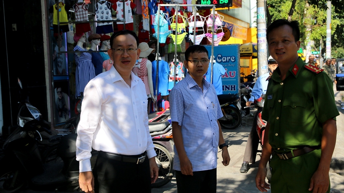 
Ông Nguyễn Quốc Thái, Phó Chủ tịch UBND quận Tân Phú (trái), cùng lực lượng chức năng xuống đường kiểm tra tình hình lấn chiếm lòng lề đường Nguyễn Sơn sáng 28-2.
