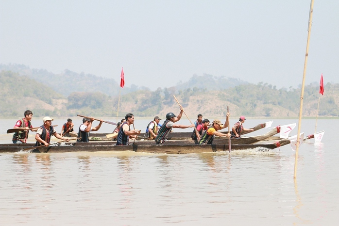 
20 thuyền độc mộc với gần 100 vận động viên tham gia tranh tài
