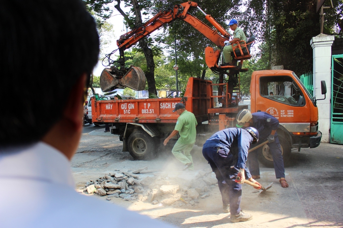 
Nhiều xà bần vương vãi trên vỉa hè cũng được ông Hải chỉ đạo dọn dẹp trả lại vỉa hè thông thoáng, sạch sẽ.
