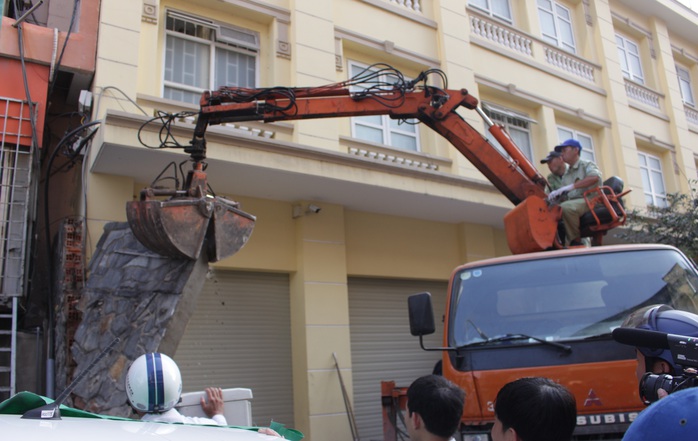 Ông Hải chỉ đạo dỡ bức tường trước khách sạn Hải Vân.