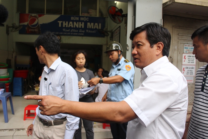 
Ông Hải chỉ đạo lập biên bản xử phạt lỗi lấn chiếm vỉa hè, xả rác bừa bãi đối với 1 quán ăn trên đường Tôn Thất Thiệp.
