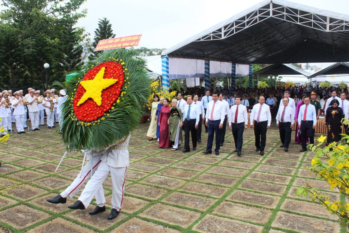 
Lãnh đạo TP HCM dâng hoa tại nhà truyền thống Chiến khu An Phú Đông
