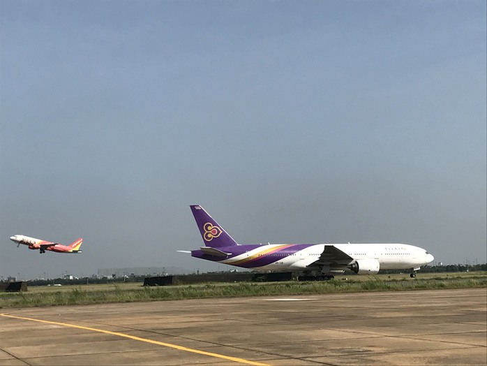 
Sân bay Tân Sơn Nhất hiện đang quá tải nghiêm trọng nên giải pháp trước mắt là phải mở rộng để xây dựng đường lăn, sân đỗ
