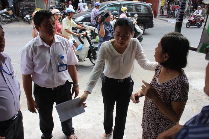 Đoàn công tác đang hướng dẫn, giới thiệu chuyên gia để chủ nhà tháo dỡ bức tường lấn chiếm.