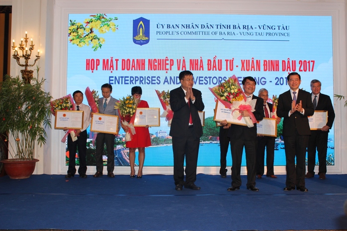 Ông Nguyễn Hồng Lĩnh, Bí thư Tỉnh uỷ tỉnh BR-VT (ảnh phải) và ông Nguyễn Văn Trình, Chủ tịch UBND tỉnh trao giấy chứng nhận cho các nhà đầu tư mới.
