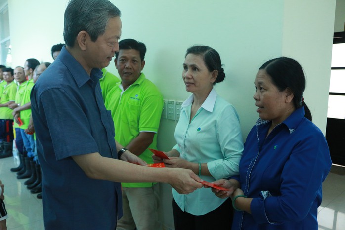 
Ông Lê Văn Khoa thăm hỏi và chúc tết người lao động tại Khu liên hiệp xử lý rác thải Đa Phước
