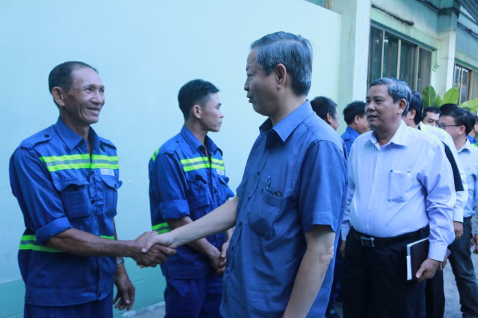 
Phó Chủ tịch UBND TP HCM Lê Văn Khoa thăm hỏi và chúc tết cán bộ, công nhân Xí nghiệp Vận chuyển số 1
