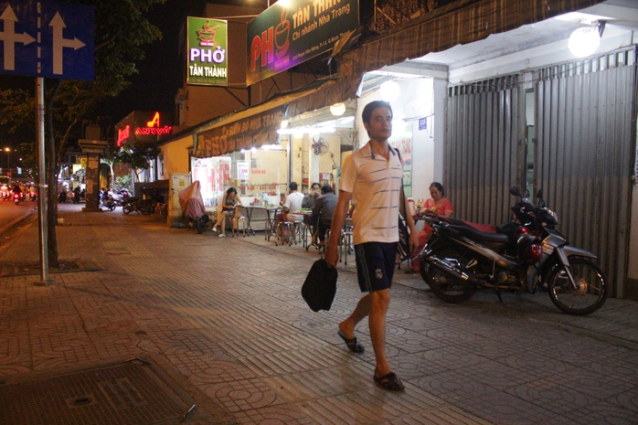 
Người dân đã thoải mái đi bộ trên vỉa hè của đại lộ Phạm Văn Đồng (Ảnh chụp lúc 19 giờ ngày 15-3).

