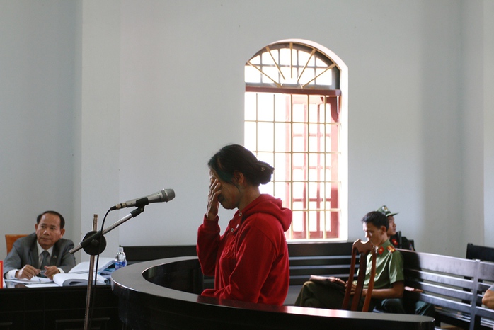 
Bà Nguyễn Thị Tý bật khóc tại phiên tòa
