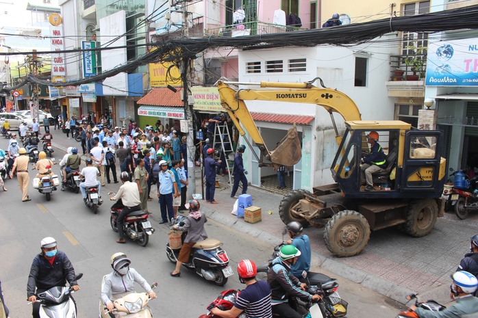 Nhiều người dân hiếu kỳ xem lực lượng chức năng cưỡng chế.