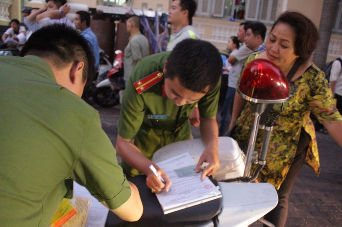 
Một trường hợp bị niêm phong xe nhưng vì có lý do đặc biệt nên đoàn kiểm tra chỉ lập biên bản xử phạt, không cẩu xe về trụ sở cơ quan chức năng.
