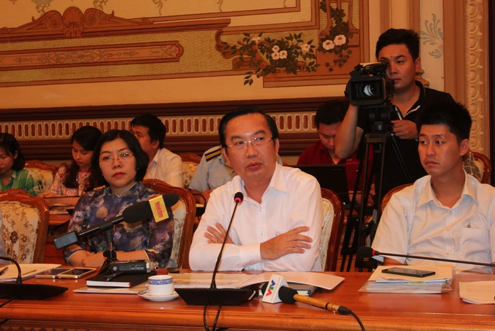 
Chủ tịch UBND quận 1 Trần Thế Thuận báo cáo dự án chợ phiên cuối tuần. (Ảnh: Phan Anh)
