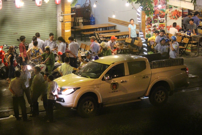 
Đoàn liên ngành xử lý một số trường hợp vi phạm lấn chiếm vỉa hè trên đường Phạm Văn Đồng tối 22-3.
