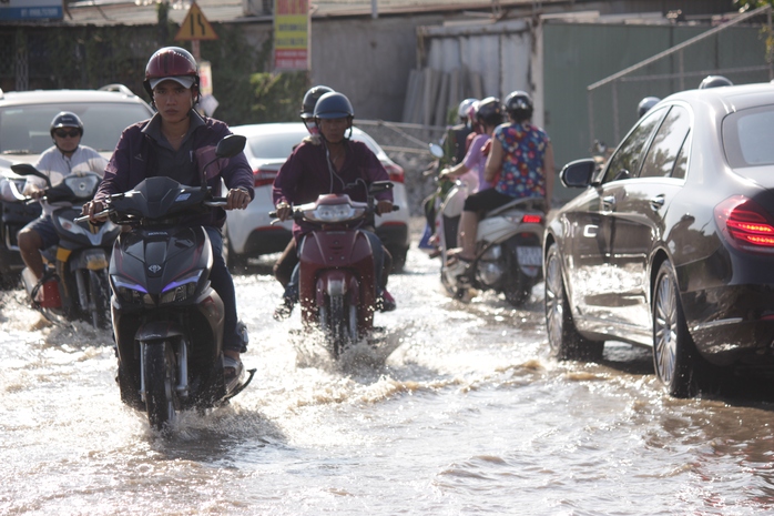 Đoạn đường khoảng 50 m ngập khoảng 0,3 m tại đường dưới dạ cầu Sài Gòn