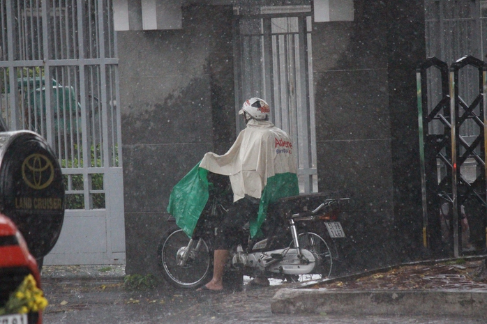 
Mưa kèm gió mạnh khiến nhiều người có áo mưa cũng phải ghé vào trú ẩn.
