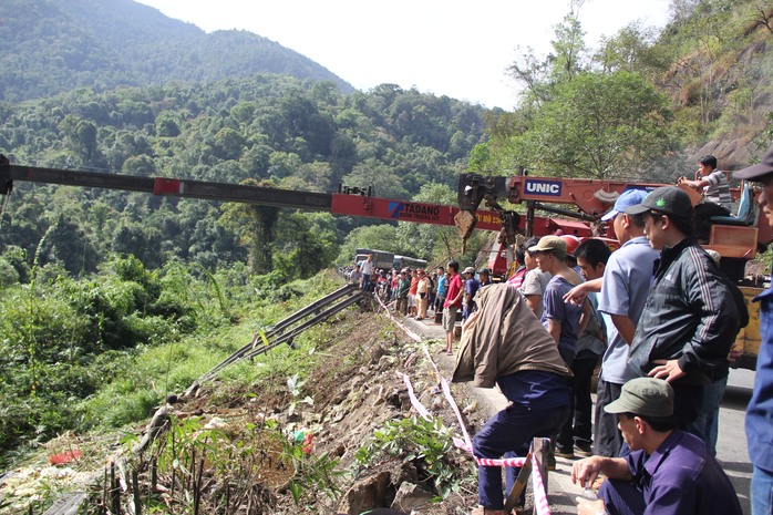 
Đến sáng 18-1, công tác cứu hộ vẫn đang tiếp tục diễn ra tại đèo Bảo Lộc.
