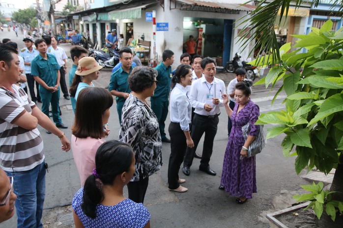 Một hộ dân có chậu cây để trên đường đã được lực lượng chức năng yêu cầu dời vào bên trong nhà.