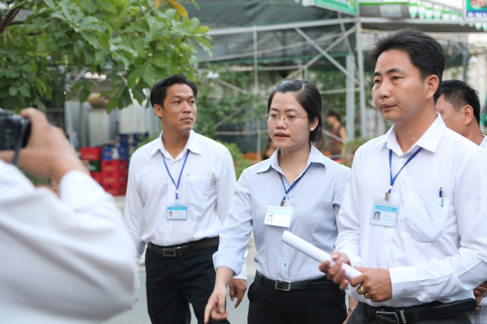 
Sau khi được nữ chủ tịch UBND phường An Lạc nhắc nhở, nhiều hộ dân cam kết trong ngày sẽ tháo bỏ các bục lên xuống lấn chiếm.
