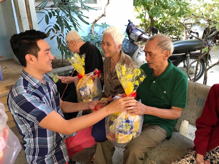 
Ca sĩ Nguyễn Phi Hùng trao quà tết cho NS lão thành
